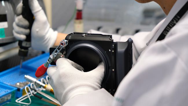 سفر به خط تولید دوربین GFX 100، هیولای ۱۰۰ مگا‌پیکسلی فوجی‌فیلم 