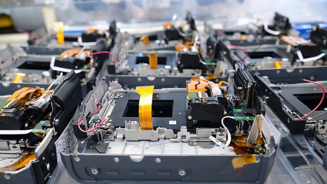 سفر به خط تولید دوربین GFX 100، هیولای ۱۰۰ مگا‌پیکسلی فوجی‌فیلم 