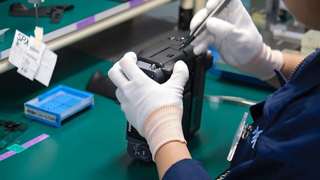 سفر به خط تولید دوربین GFX 100، هیولای ۱۰۰ مگا‌پیکسلی فوجی‌فیلم 